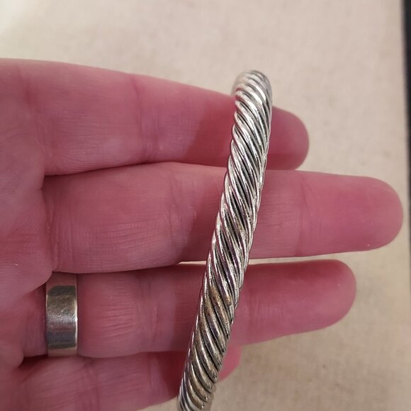 Heavy Roped rhodium plated faux pearl cuff bracelet - Picture 5 of 6